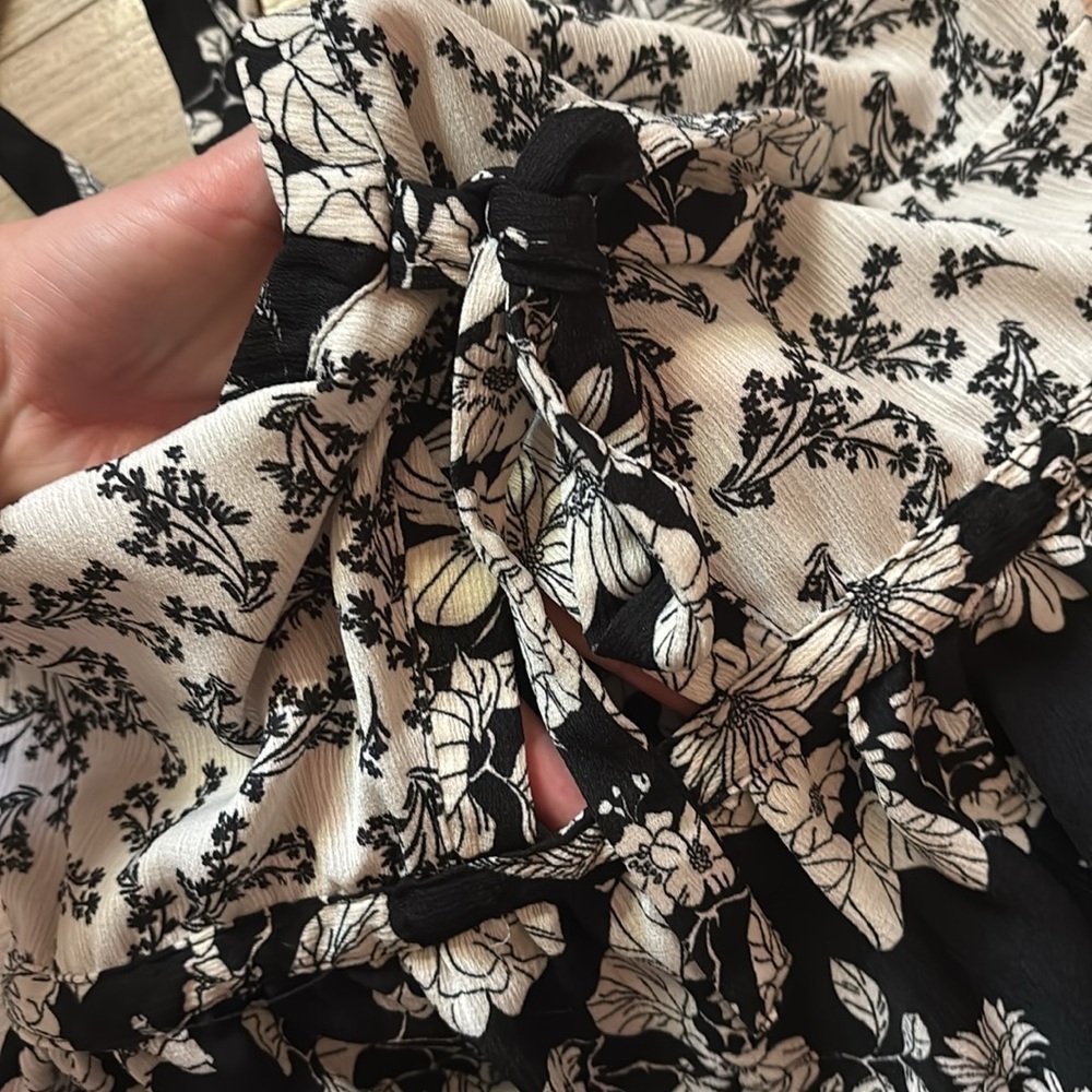 Black and White Floral Dress with keyhole opening - Picture 2 of 3